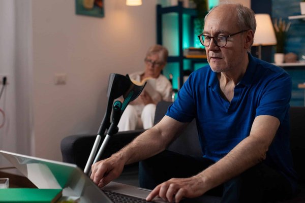 Quels étirements ciblés sont conseillés pour les cyclistes afin de prévenir les douleurs lombaires?